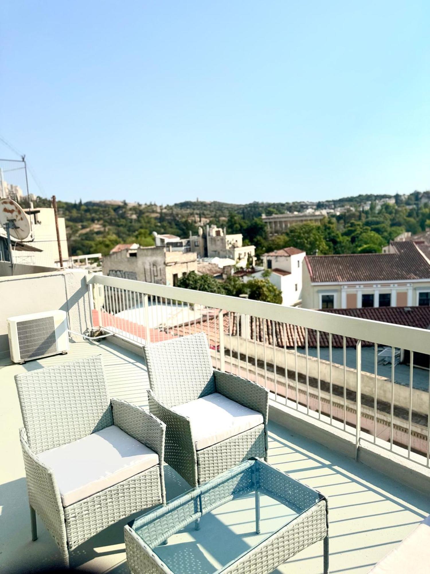 Grace Next To The Akropolis * Ateny